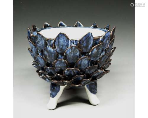 A BLUE AND WHITE LOTUS-FORM TRIPOD CENSER