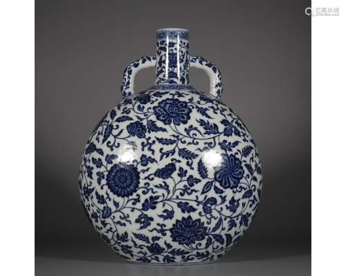 A BLUE AND WHITE MOON-FLASK VASE