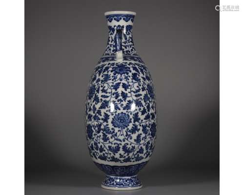 A BLUE AND WHITE MOON-FLASK VASE