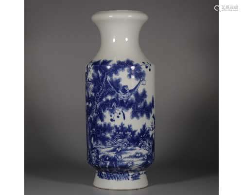 A BLUE AND WHITE MALLET VASE