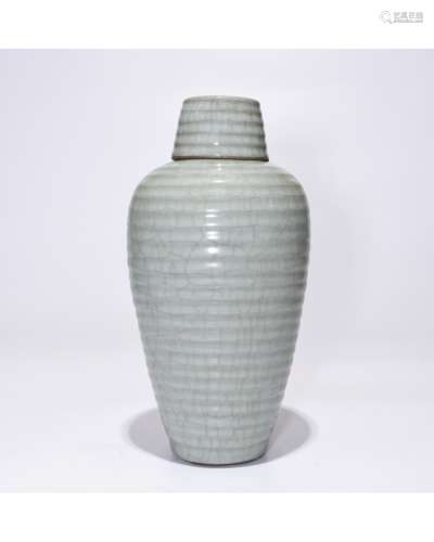 A LONGQUAN YAO VESSEL AND COVER