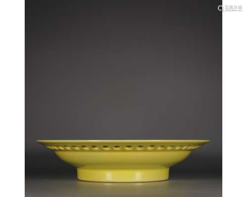 A YELLOW-GLAZE PLATE