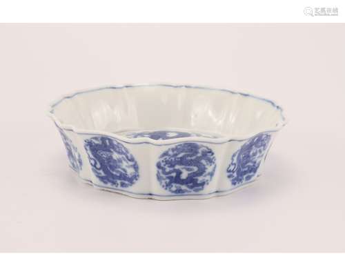 A BLUE AND WHITE DRAGON PETIAL-FORM PLATE