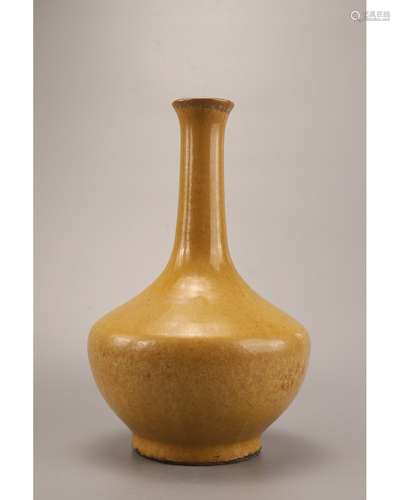 A YELLOW-GLAZE VASE