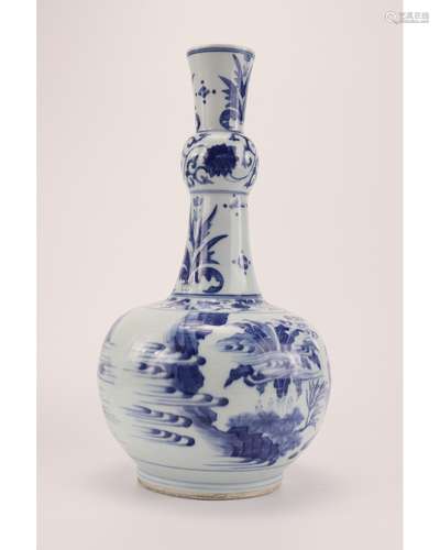 A BLUE AND WHITE GARLIC-HEAD VASE