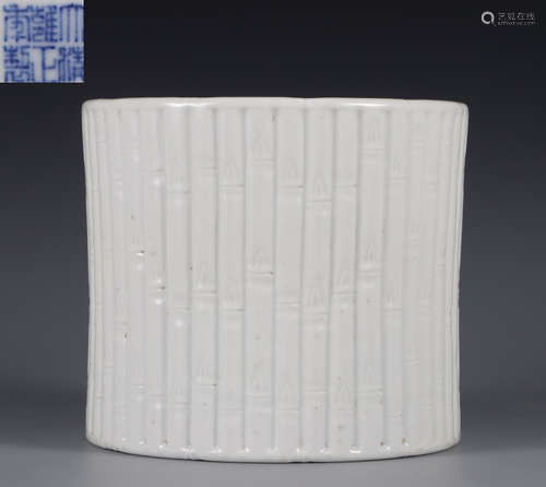 YONGZHENG MARK WHITE GLAZE BAMBOO PATTERN BRUSH POT