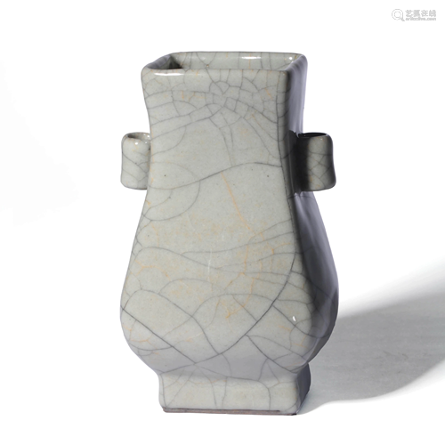 AN IMITATE GUAN-GLAZED GUAN ER PORCELAIN VASE