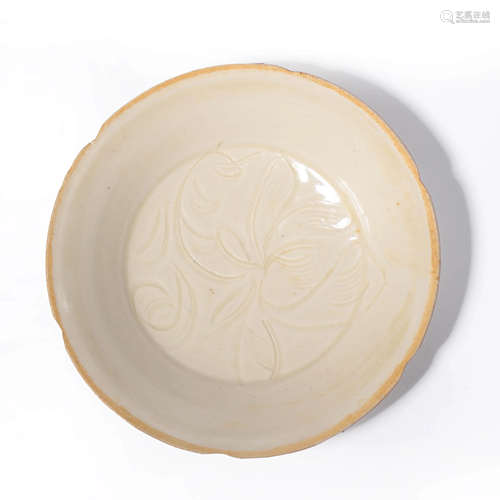 A DINGWARE FLORAL CARVED LOBED PORCELAIN PLATE