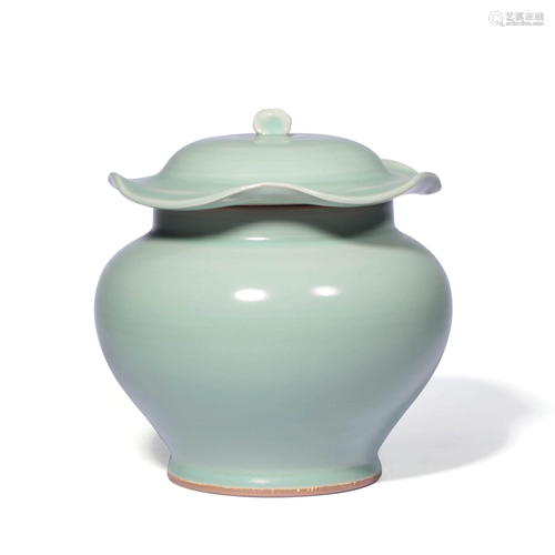 A LONGQUAN PORCELAIN LOTUS LEAF-SHAPED JAR