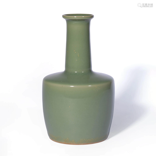 A LONGQUAN PORCELAIN VASE