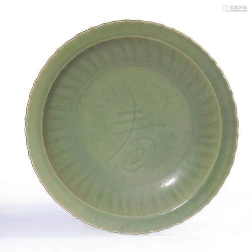 A LONGQUAN ‘SHOU’ CARVED LOBED PORCELAIN PLATE