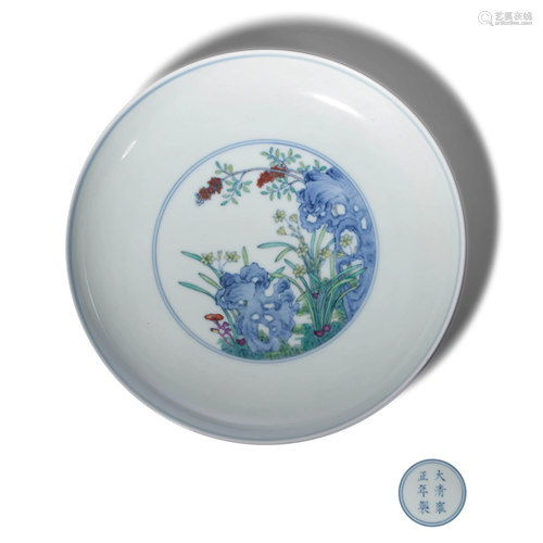 A DOUCAI FLORAL PORCELAIN PLATE