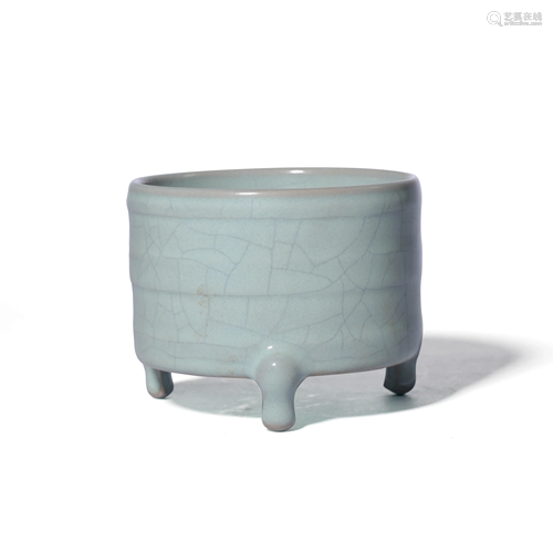 AN IMITATION OFFICIAL PORCELAIN TRIPOD INCENSE BURNER