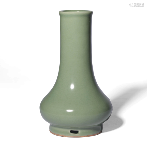 A LONGQUAN PORCELAIN STRAIGHT NECK VASE