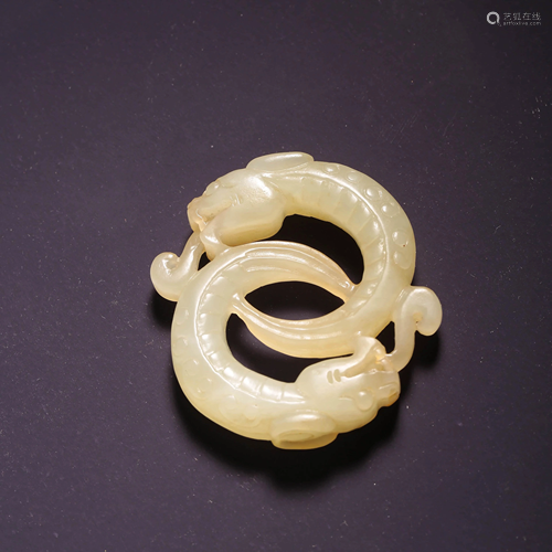 A DRAGON SHAPED WHITE JADE PENDANT