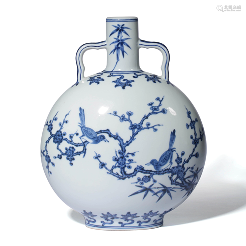 A BLUE AND WHITE FLOWER & BIRD PATTERN PORCELAIN VASE