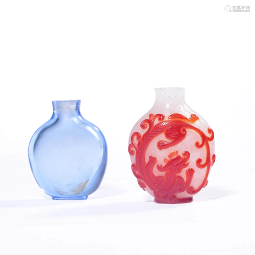 A SET OF TWO GLASSWARE SNUFF BOTTLES