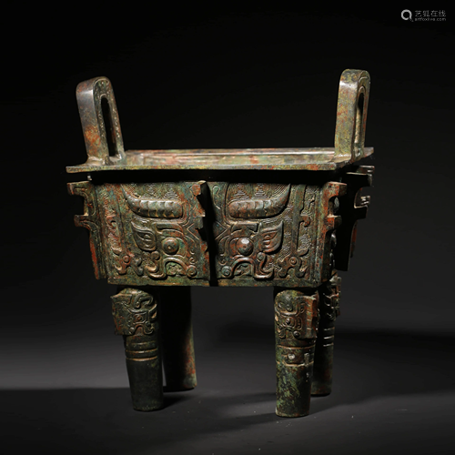 A BEAST PATTERN BRONZE CUPOLA SQUARE VESSEL