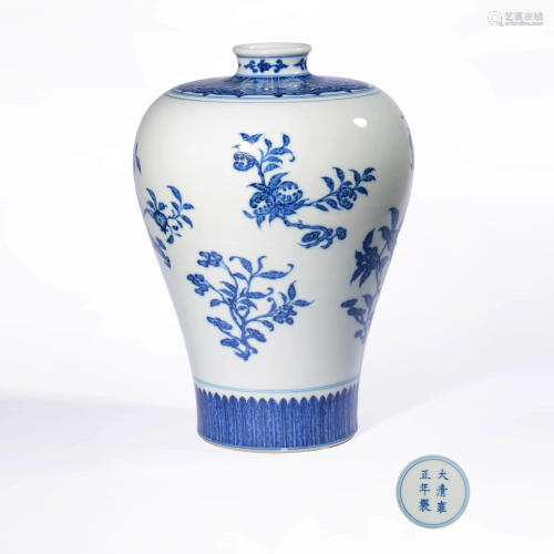 A BLUE AND WHITE FLORAL PORCELAIN MEIPING
