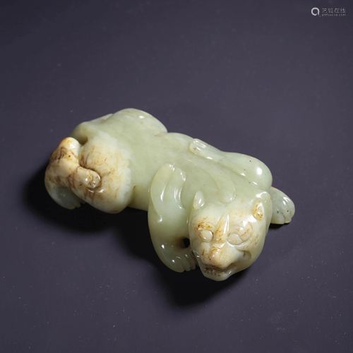 A WHITE JADE CARVED BEAST ORNAMENT