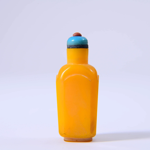 YELLOW GLASS SNUFF BOTTLE, MARKED QIAN LONG