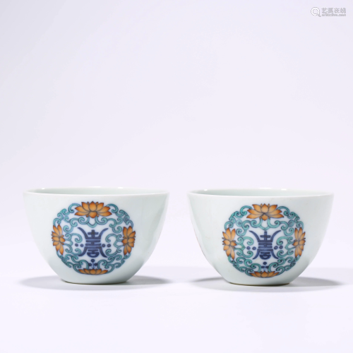 A PAIR OF CHINESE PORCELAIN DOUCAI INTERLOCKING