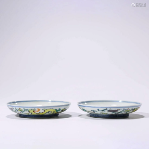 A PAIR OF CHINESE PORCELAIN DOUCAI DRAGON DISHS