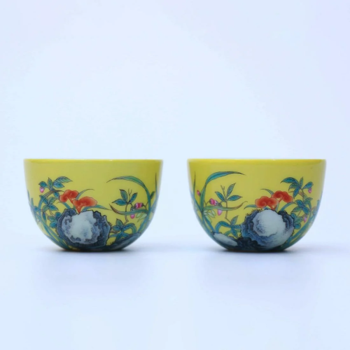 A PAIR OF CHINESE PORCELAIN ENAMEL PAINTED FLORA…