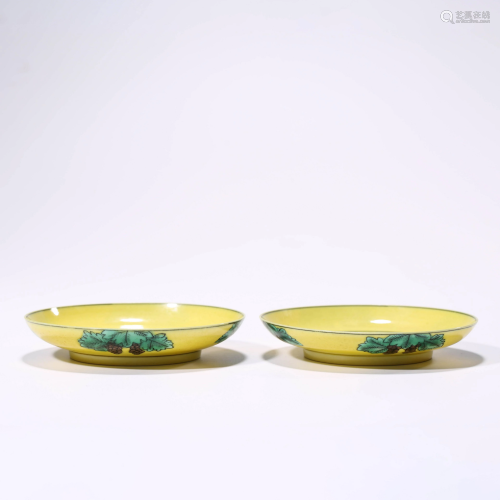 A PAIR OF CHINESE PORCELAIN YELLOW-GROUND DRA…