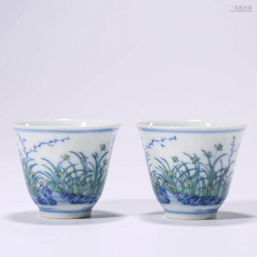 A PAIR OF CHINESE PORCELAIN DOUCAI FLOWERS CUPS