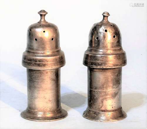 法国：两对带螺丝帽的锡制圆柱形洒水器。19世纪。高度：约9厘米。