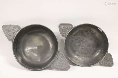诺曼迪（？两只锡碗，安慰耳饰掌纹。19世纪。修到一。长度：25.7和29.5厘...