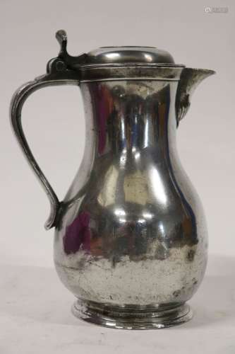 TOURNAI.锡镴巴拉斯特水罐，平顶盖，模制壶嘴和橄榄石壶。由Michel ...