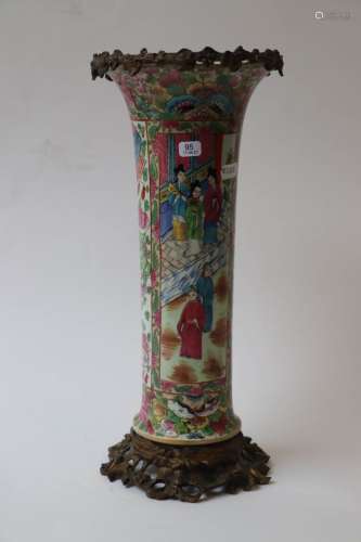 广州。管状瓷瓶，以花虫为背景的室内人物多色装饰。镀金金属框架。19...