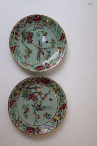 广州。两只小圆瓷盘，盘上有花鸟的多色装饰。第十九集e。在下面的蓝色...