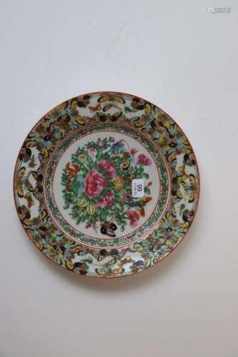 广州。瓷器小圆盘，中央有多色花纹装饰，翅膀上有蝴蝶的图案。19世纪...