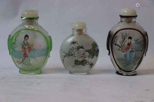 中国：三只玻璃鼻烟盒，内壁绘有妇女、鸟类和花卉。19世纪后期。高度：...