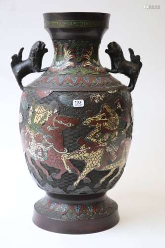 青铜平底巴拉斯特形花瓶，带有棕色铜锈和多色珐琅装饰的亚洲骑手。...