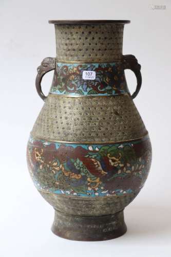 青銅圓形底的圓柱形花瓶，帶棕色斑點，藍底多色琺瑯花及葉子的幾何...