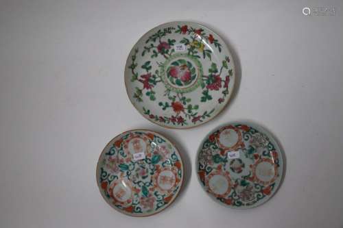 中国：瓷器中的两个碟子和一个盘子组合。一处有磨损，另一处有小缺口...
