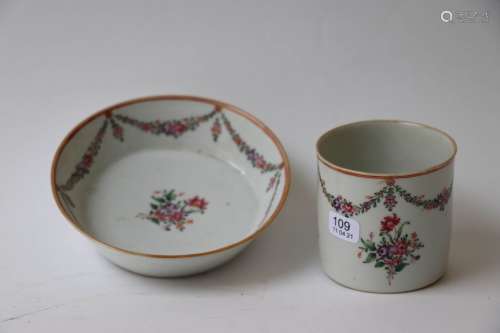 中国：瓷杯和它的圆柱形碟子，上面有多色的花和花环装饰。建隆时期（...