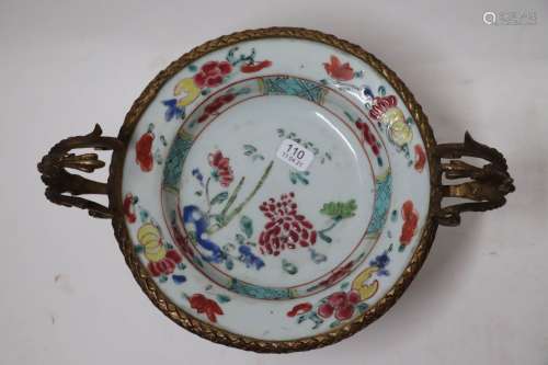 中国：瓷碗，釉上彩花。鎏金青铜支架，两边把手，带花环的三脚架底座，...