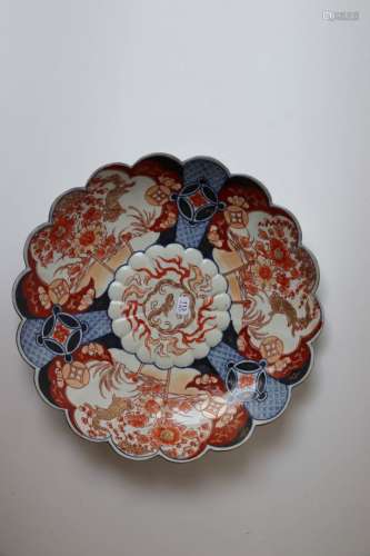 伊玛里。瓷器圆盘，多裂边，饰以蓝、红、金三色珐琅。日本，19世纪。直径...