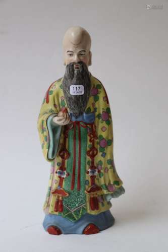 中国：手持水果的智者站立的聚彩瓷器。高度：26.5厘米。高度：26.5厘米...