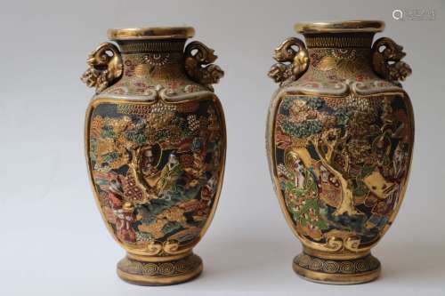 萨摩。一對裂紋陶瓷圓柱形花瓶，以金色和淺浮雕的文字加強多色裝飾...