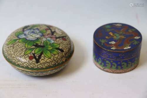 两只圆形景泰蓝青铜药盒，一只饰龙寻失珠，另一只饰花枝。直径：4.3和...