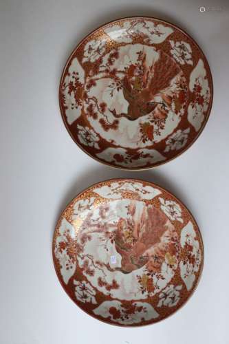 日本：一對紅金琺瑯圓形瓷碟，中央有鳥紋，翅膀上有花和鳥的圖案。19...
