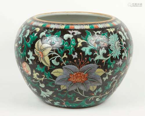 瓷器平底大圆壶，黑底多色花纹装饰。19世纪后期。高度：38厘米。高度：...