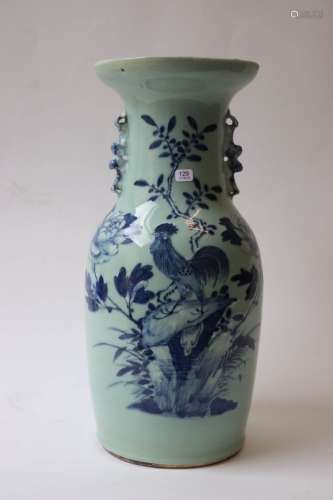中国：瓷器花瓶为巴拉斯特形，平底，饰一石上公鸡和蓝色单色花。19世...