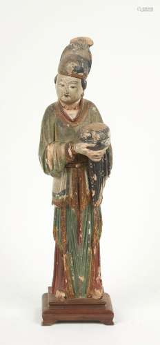 中国--明朝时期（1368年-1644年）。泥塑侍者像，有多色的痕迹，站立，身...